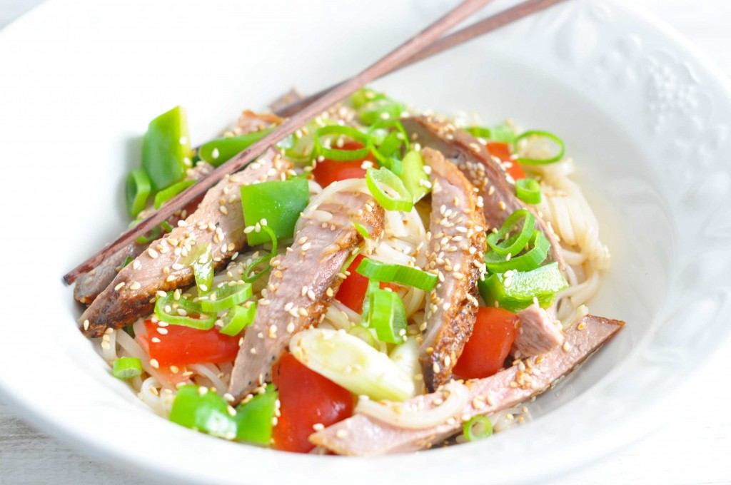 Noodle salad with duck breast, sesame seeds and veg