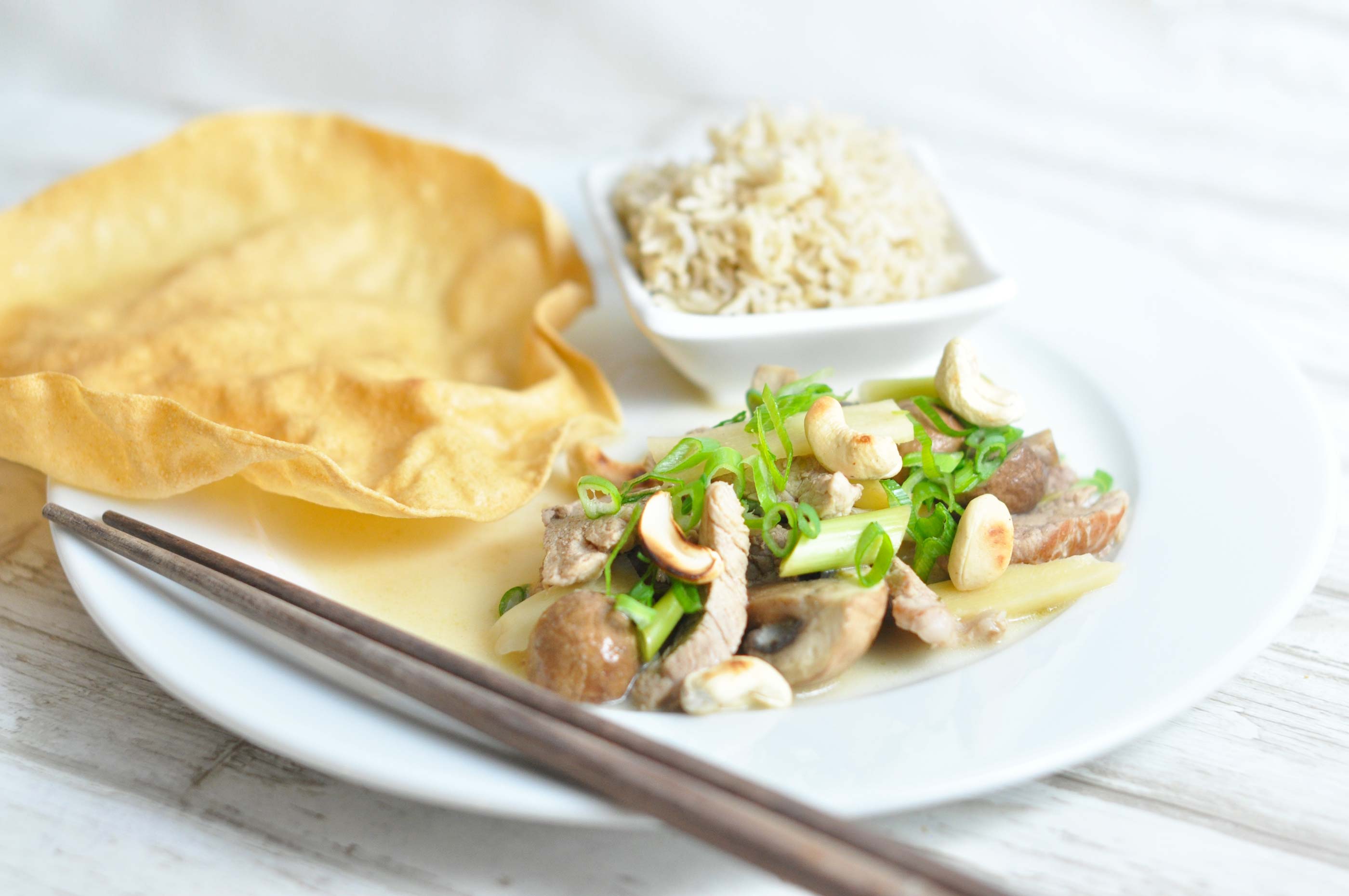 Pork in green curry with poppadoms - a quick and easy recipe