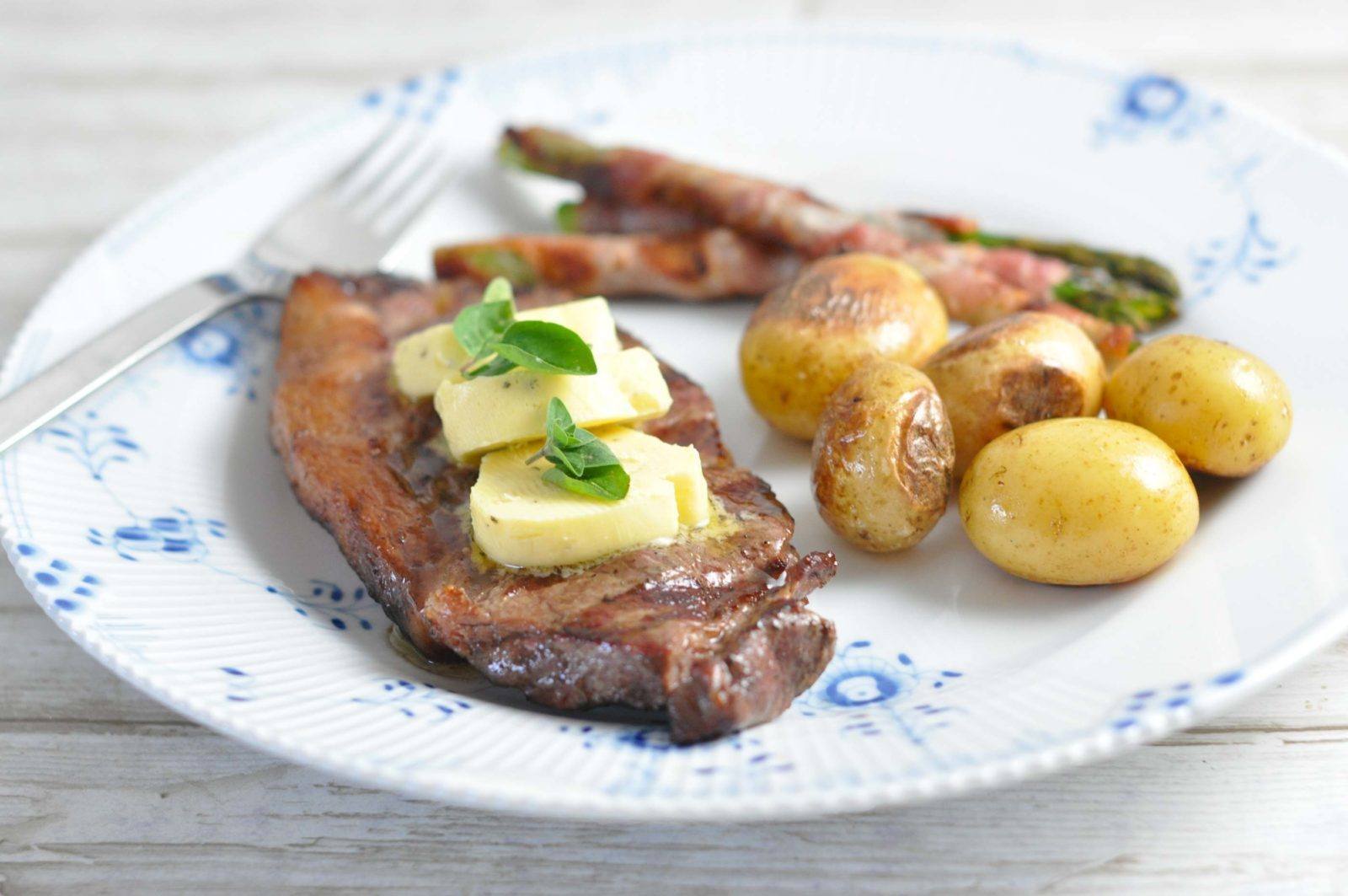 Steak with bearnaise butter and bacon asparagus - great for the grill