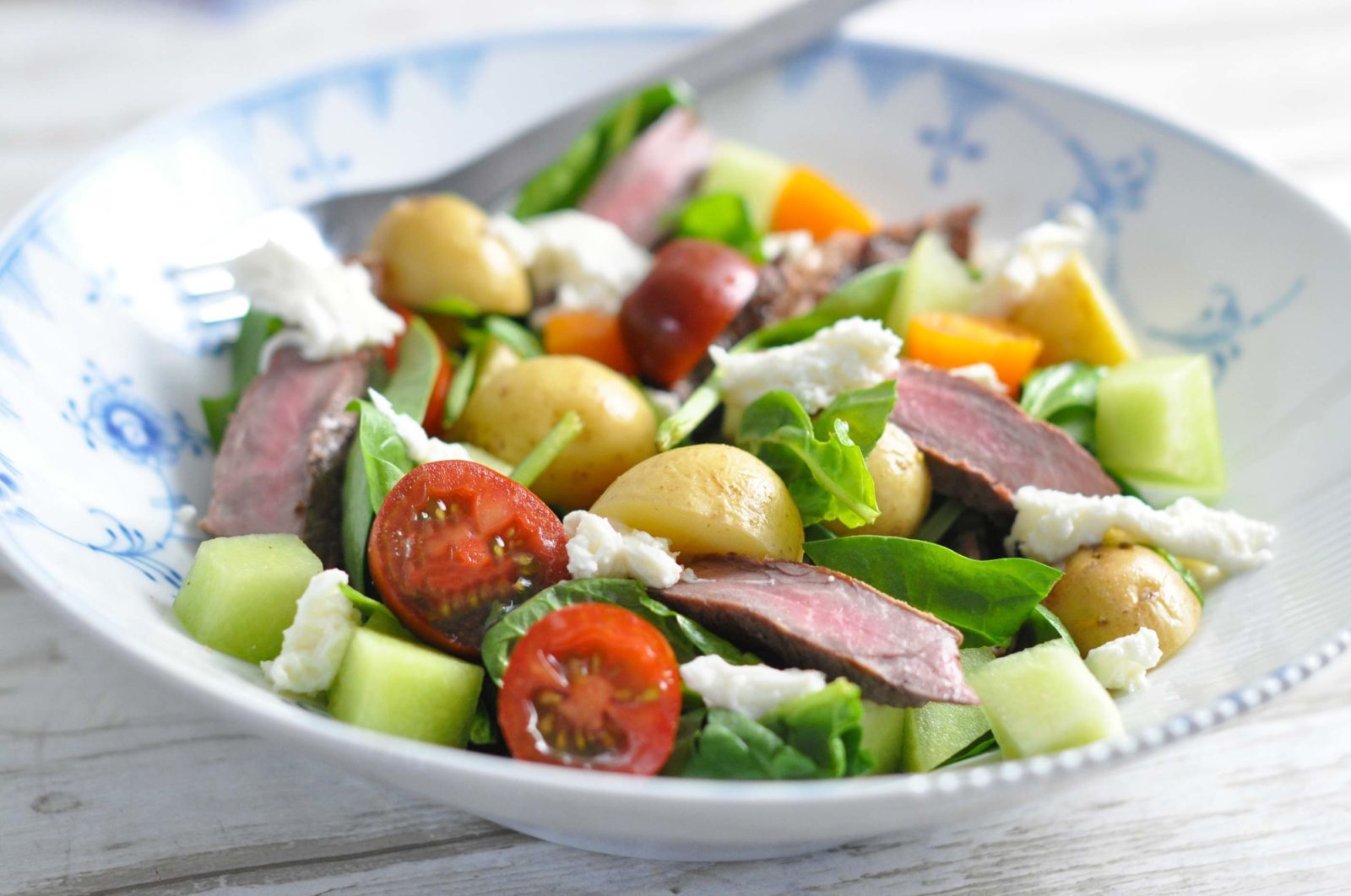 Steak salad with melon, mozzarella and potatoes