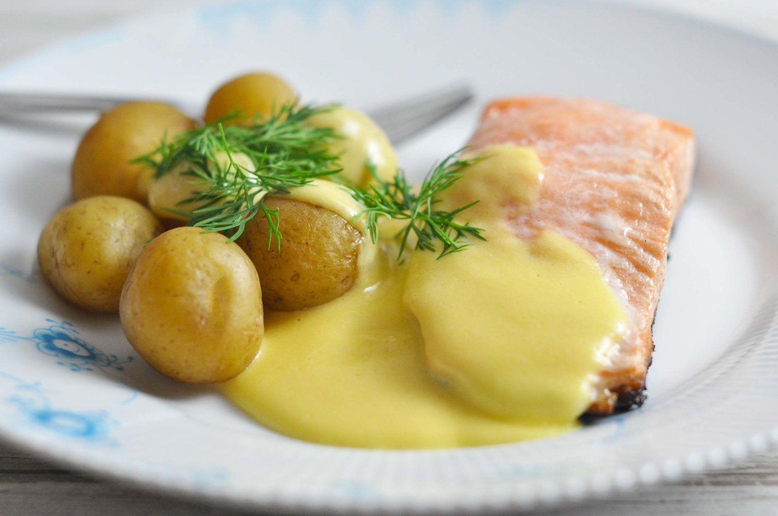 Panfried or grilled salmon with hollandaise and baby potatoes