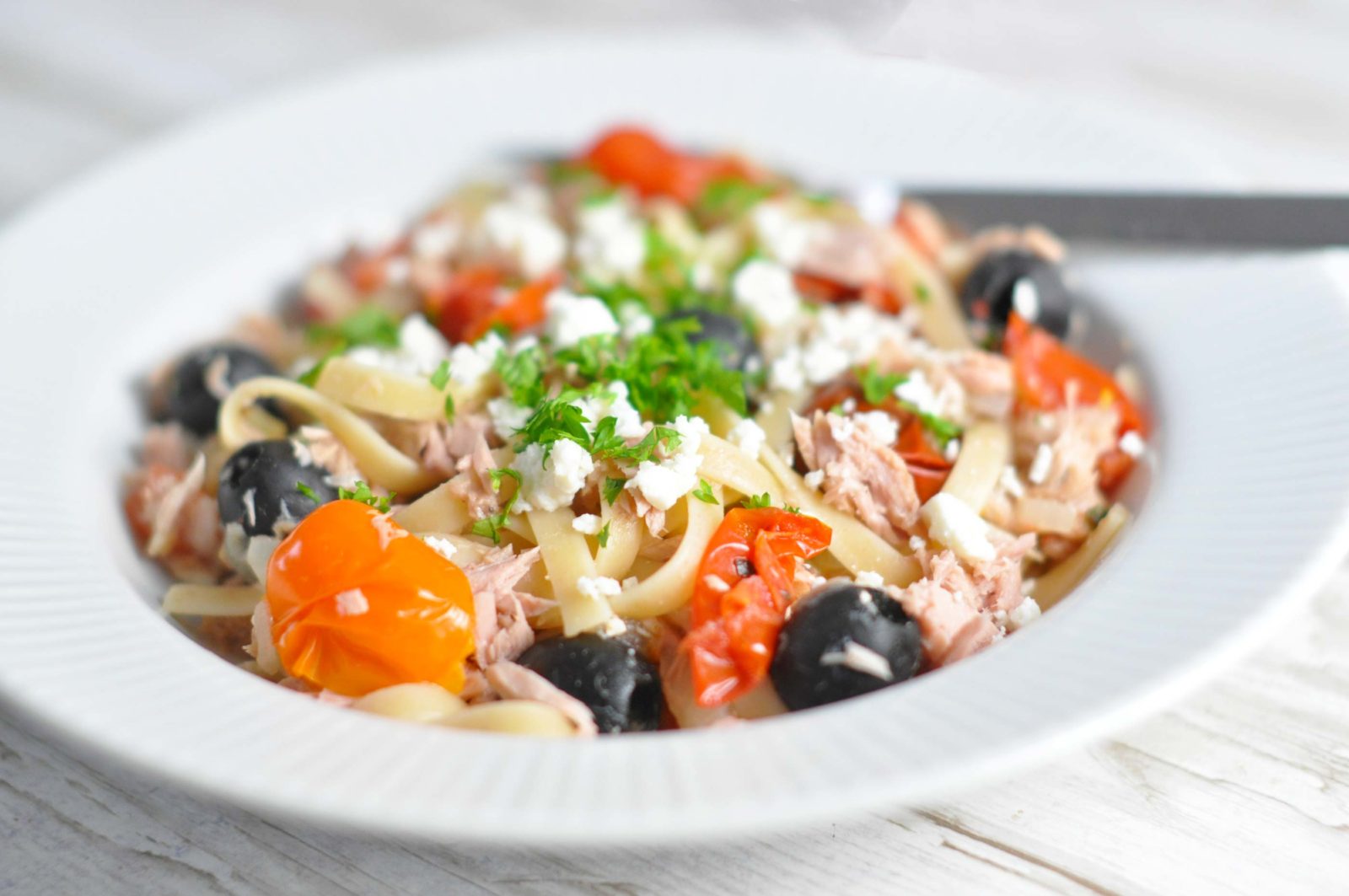 Quick and easy wholewheat pasta with tuna, feta and olives