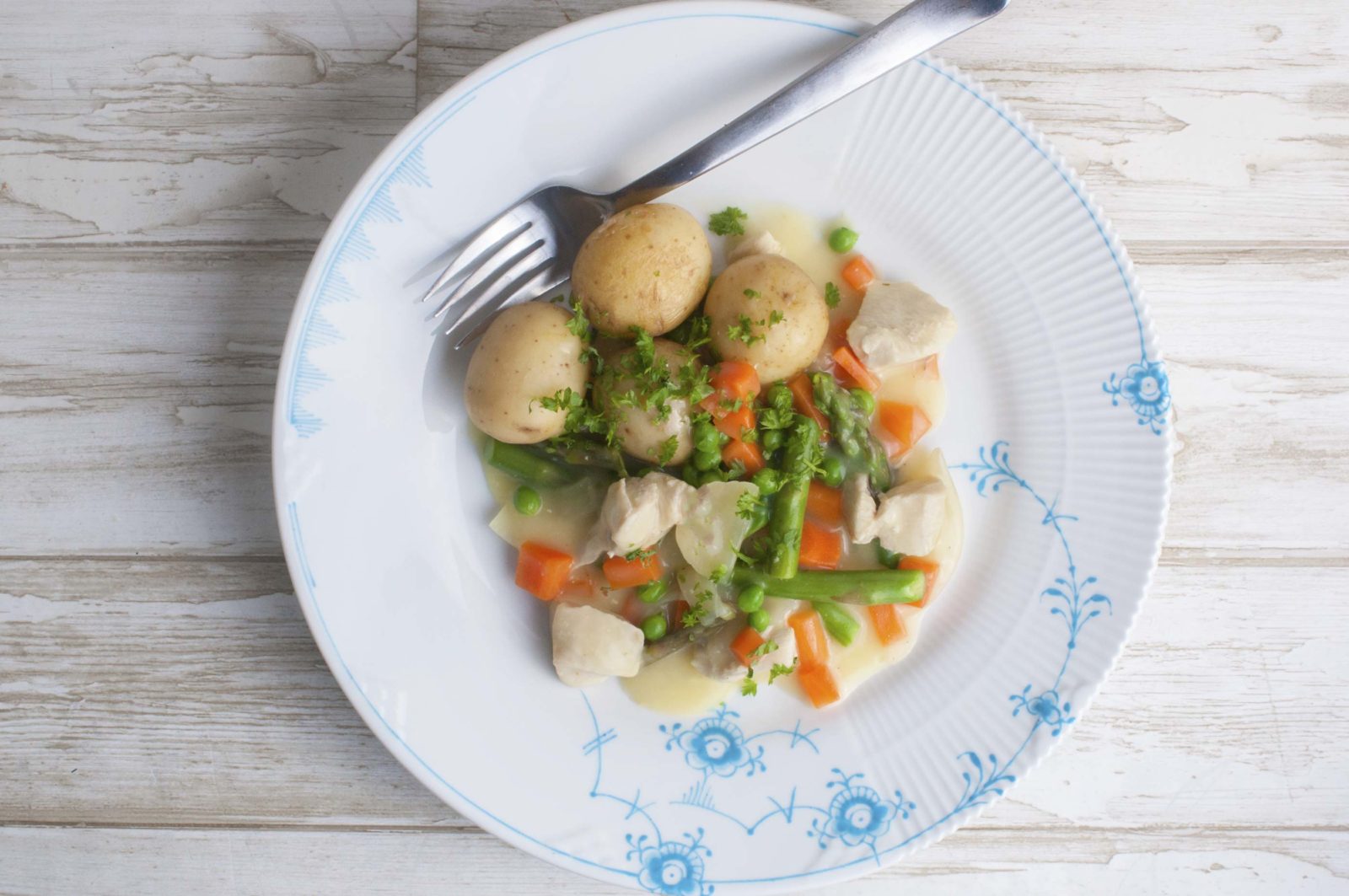 Chicken fricassee easy version with green asparagus, carrots and peas.