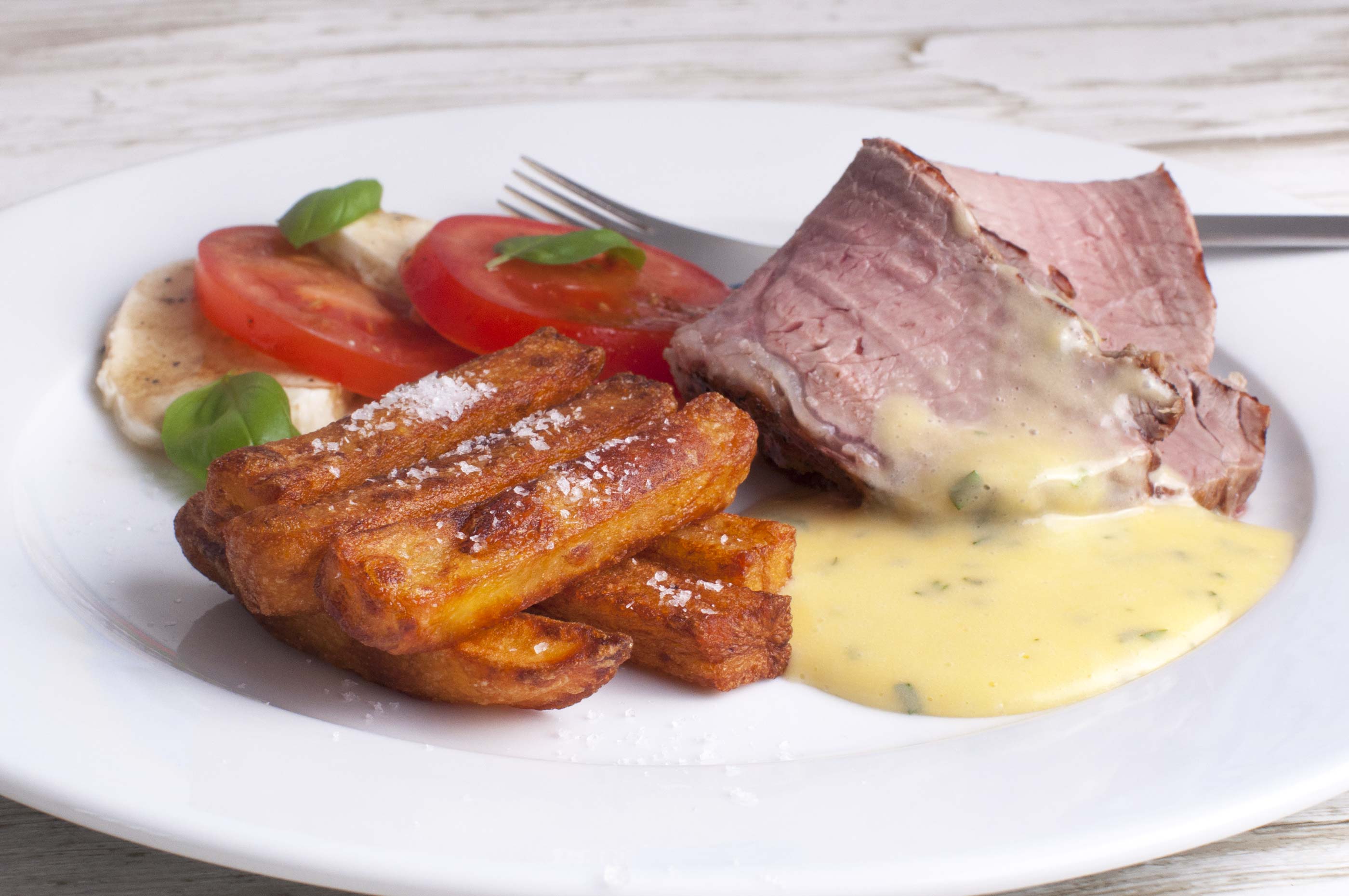 Veal culotte with homemade chips, bearnaise and tomato salad