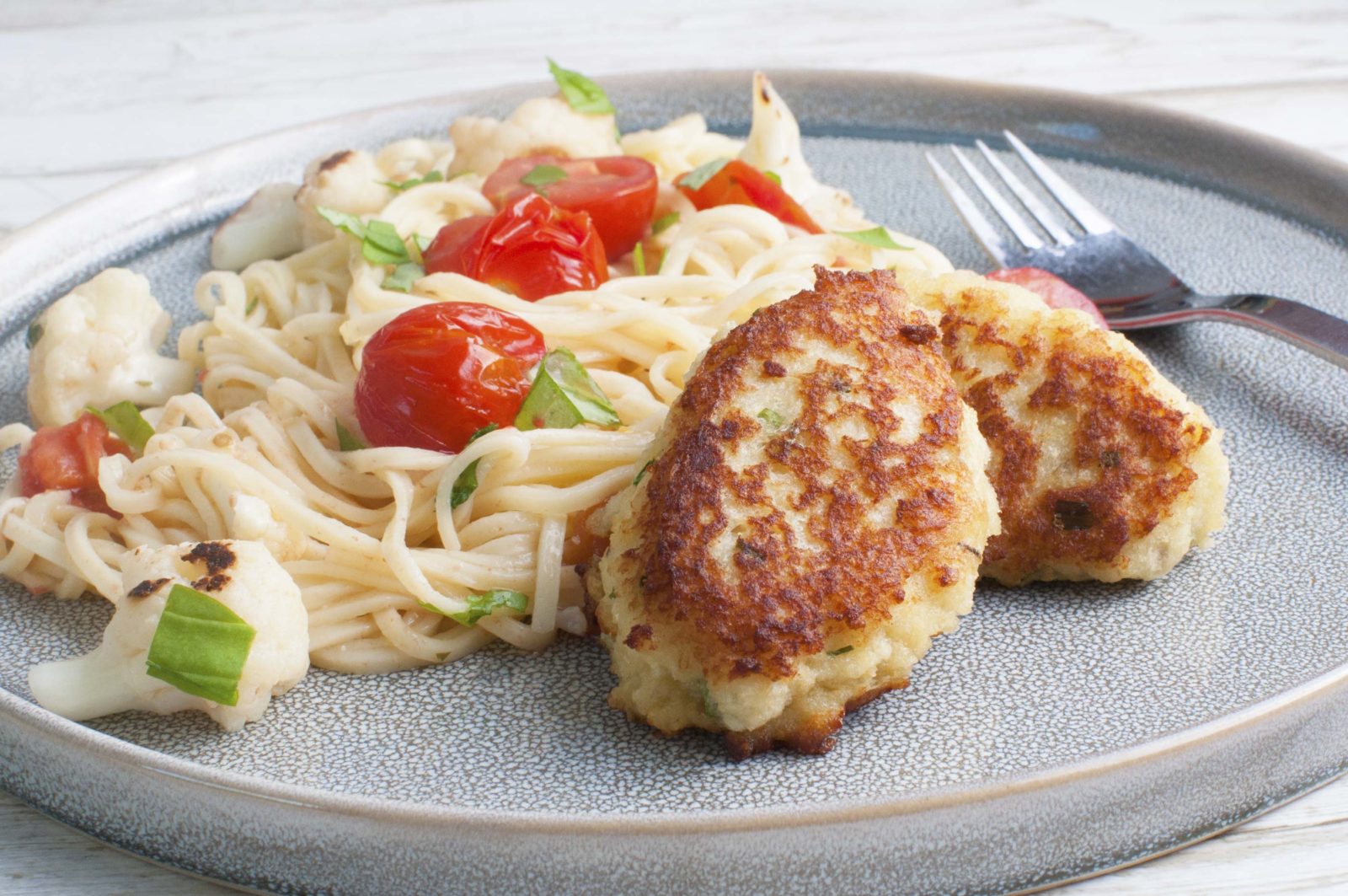 Fiskefrikadeller-med-blomkaalspasta-1600x1063