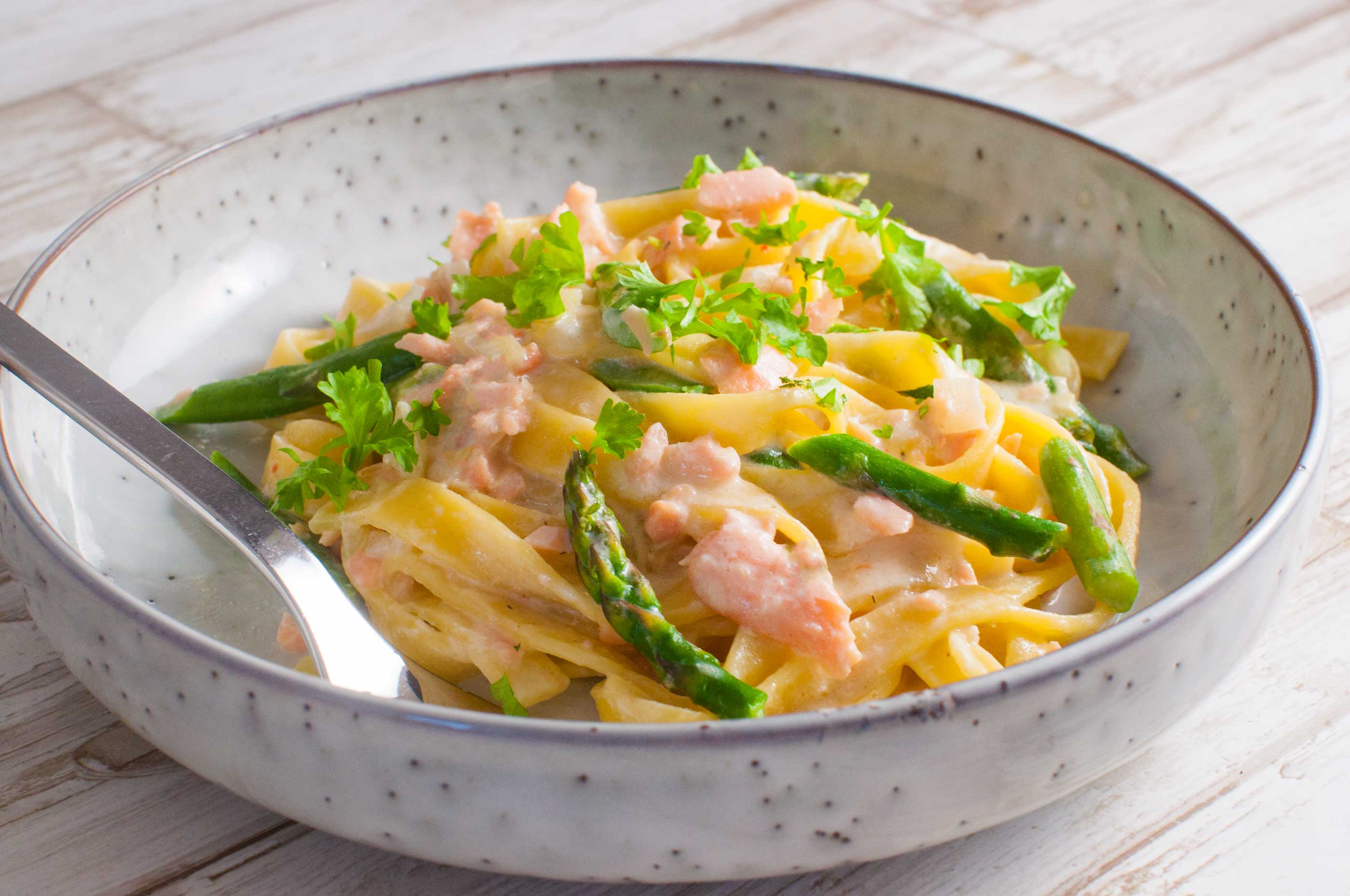 Creamy pasta with salmon and cream cheese - kid-friendly ...