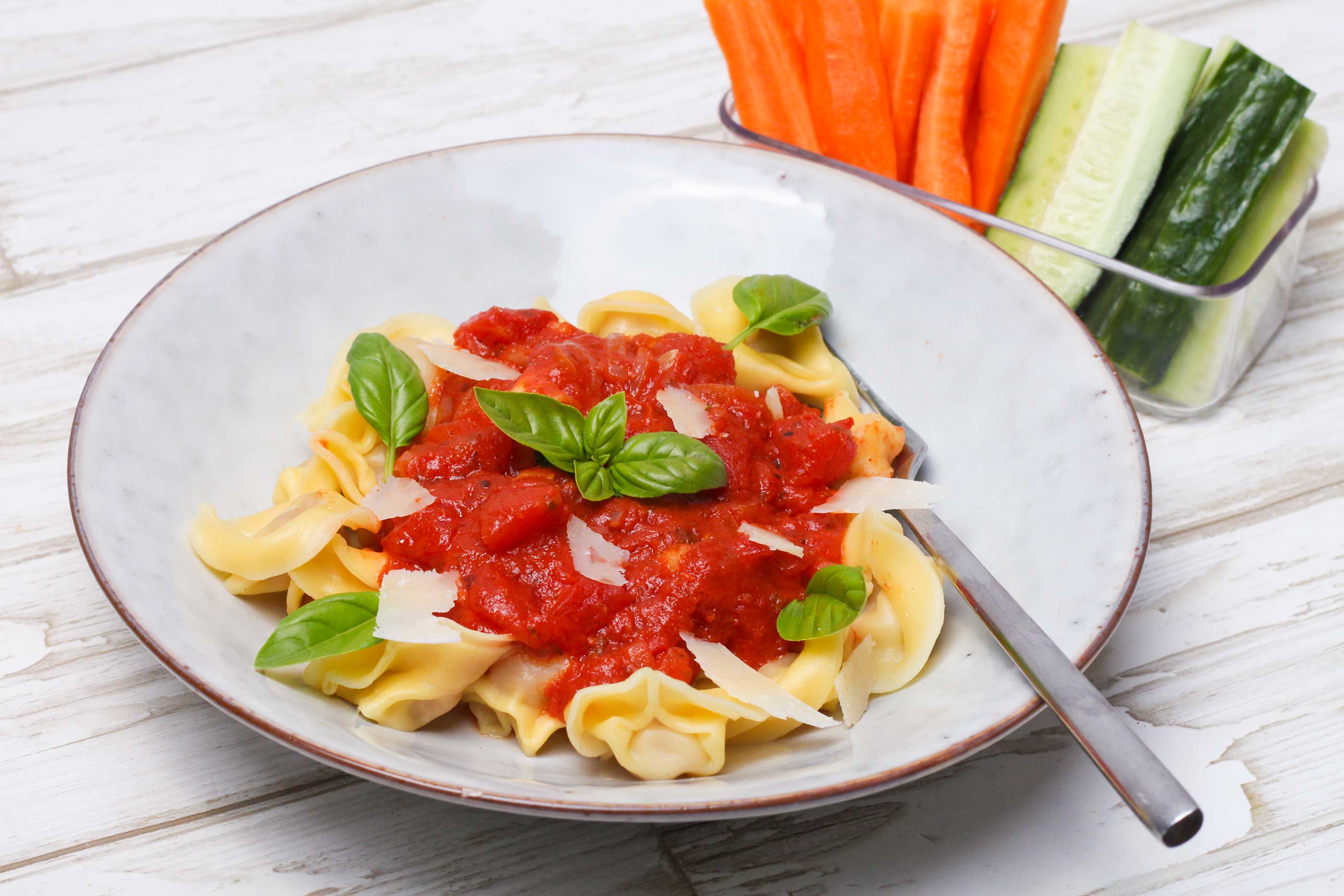 Tortellini with cheese, ham and tomato sauce - quick and easy