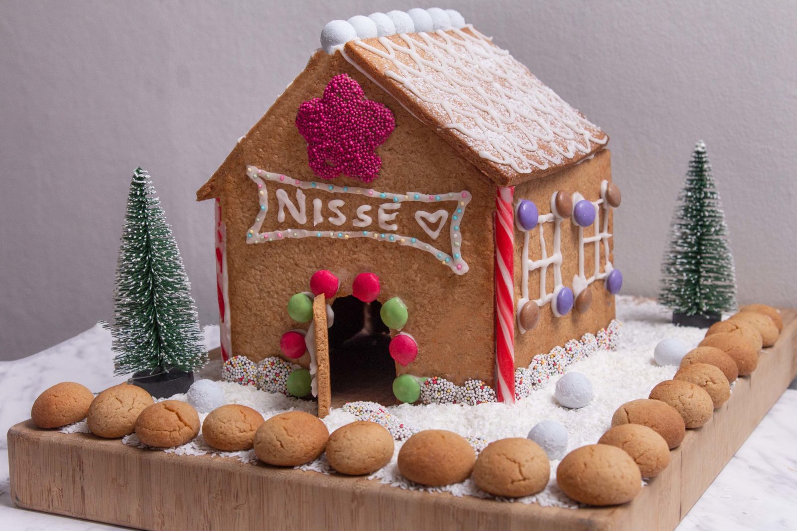 Easy gingerbread house for christmas decorate with the kids
