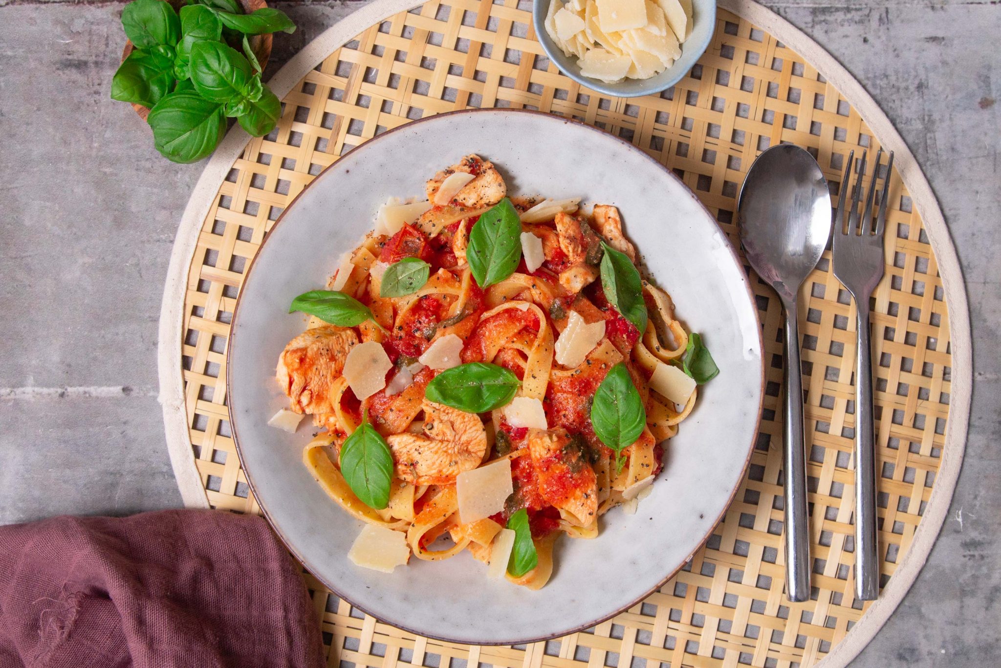 Quick tomato pasta with pork and basil