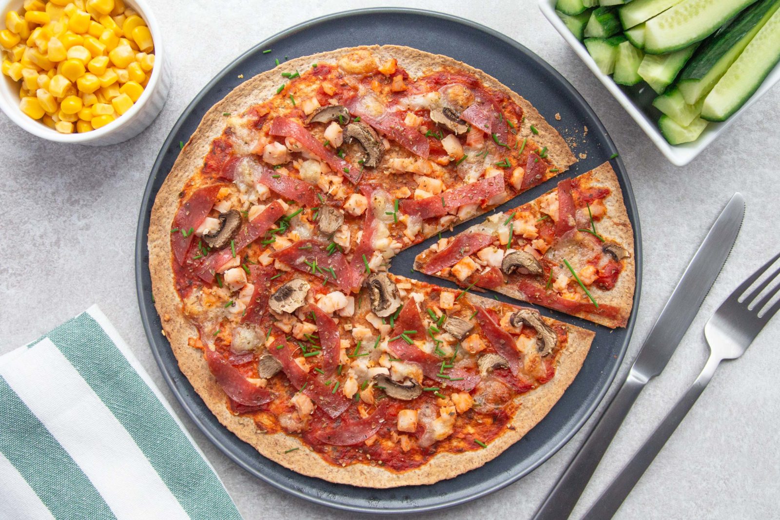 Quick pizza with chicken, turkey salami and mushrooms