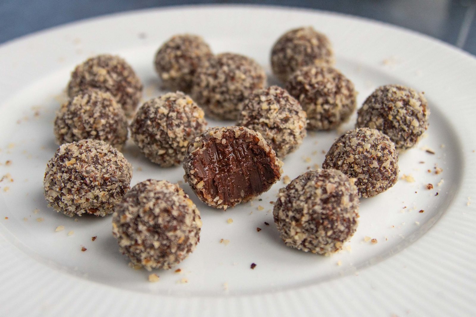 The simplest, yummiest homemade Nutella truffles