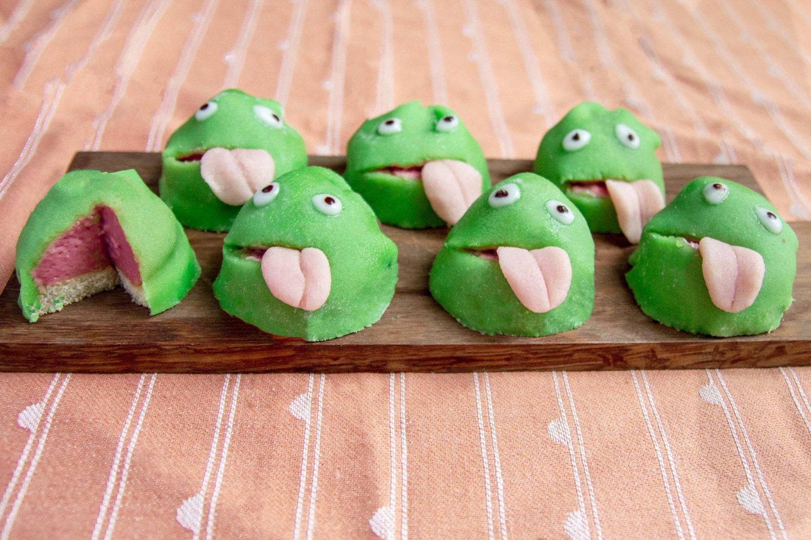 Frog cakes with raspberry filling and marzipan decoration Frog cakes with raspberry filling and marzipan decoration