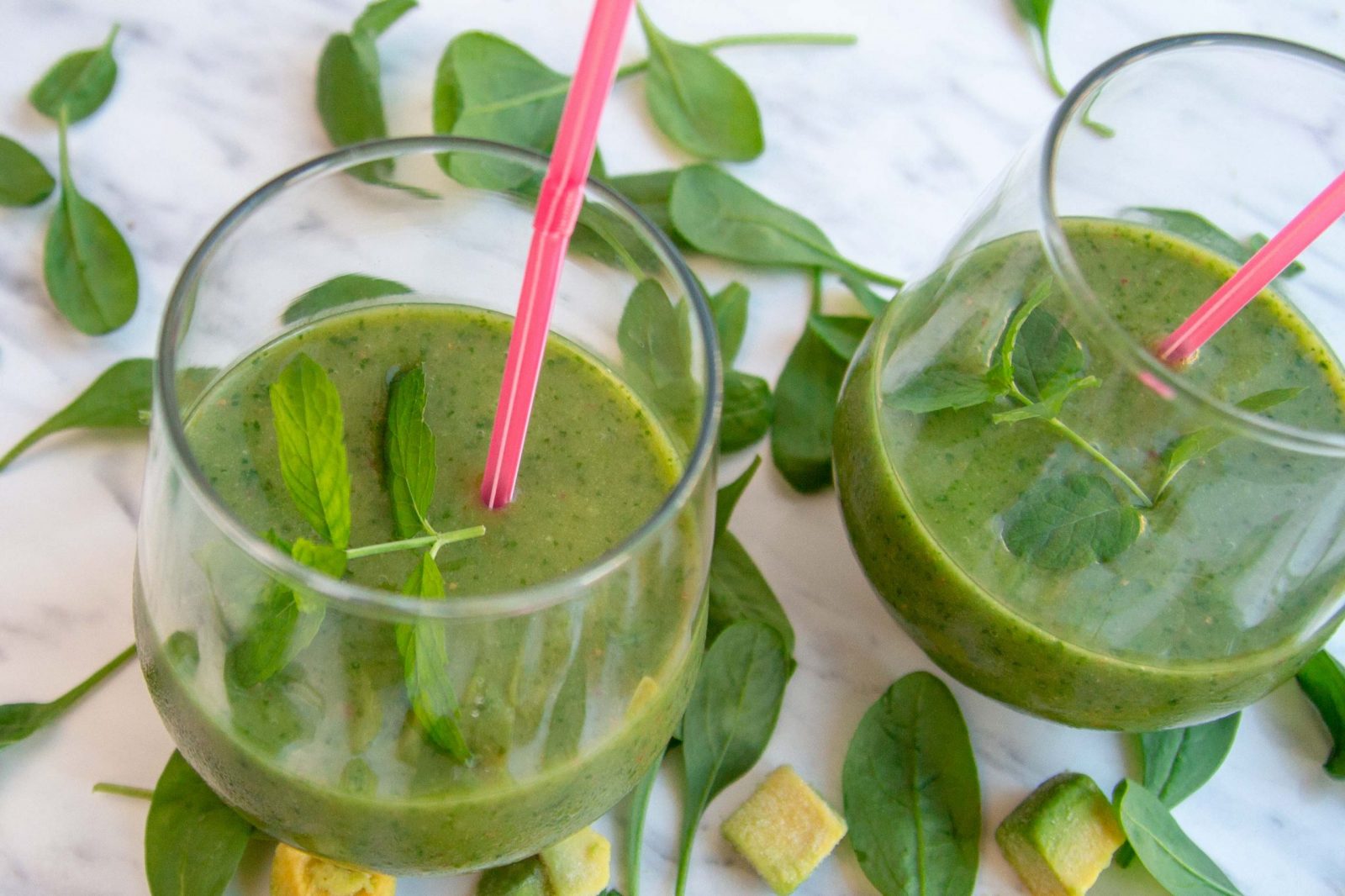 Green smoothie with spinach, ginger, mint and banana