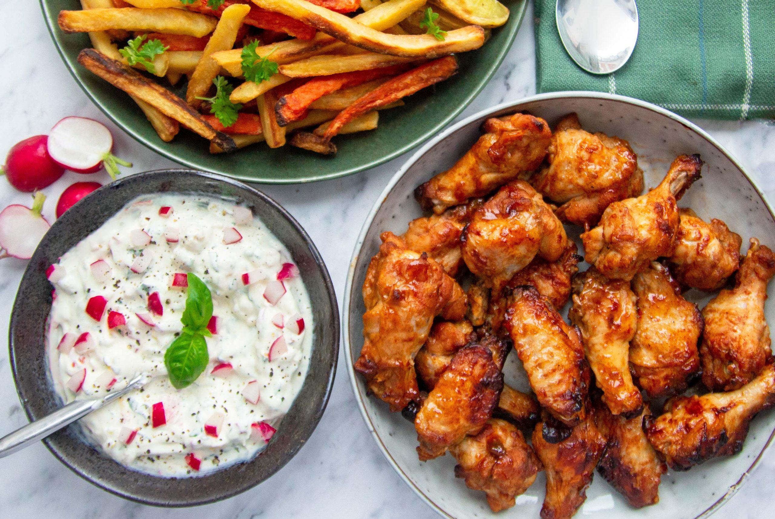 Vær sød at lade være ækvator geni Quick and easy hot wings with root veg chips and dressing